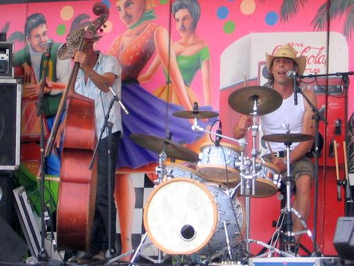 De bassist en de drummer van Yeah Baby (Foto: Dick Waanders)